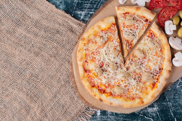 Deliciosa pizza de champiñones con queso sobre mármol.