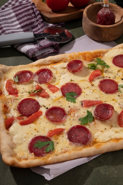 Deliciosa pizza cuadrada con ángulo alto de pepperoni