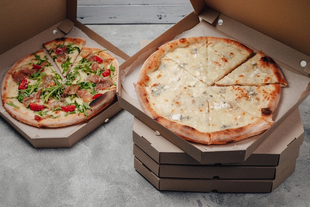 Deliciosa pizza italiana en caja de pizza