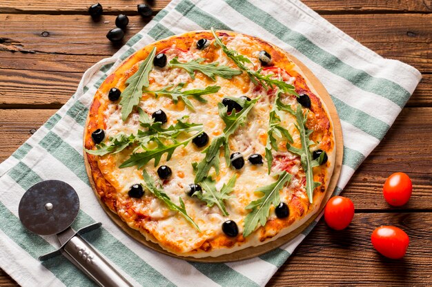 Deliciosa pizza italiana en mesa de madera