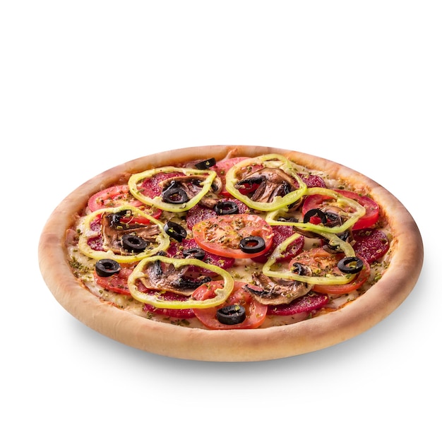 Deliciosa pizza italiana con tomate, aceitunas, pepperoni y champiñones, vista superior aislada en fondo blanco. Naturaleza muerta. copia espacio