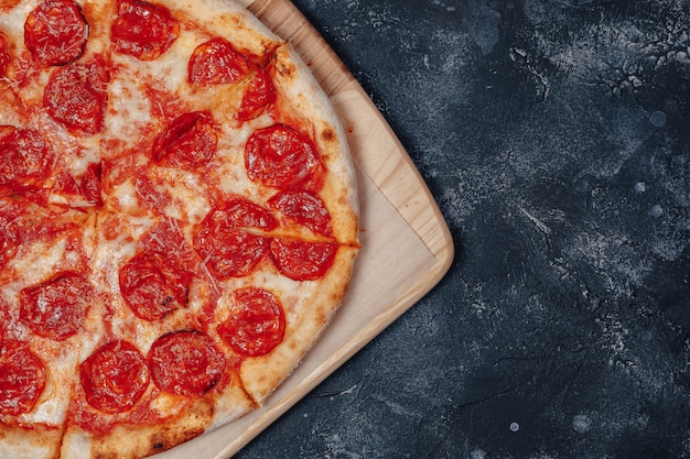 Deliciosa pizza napolitana de carne, pizzería y deliciosa comida.