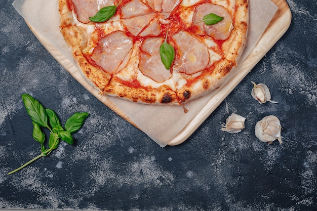 Deliciosa pizza napolitana de carne, pizzería y deliciosa comida.