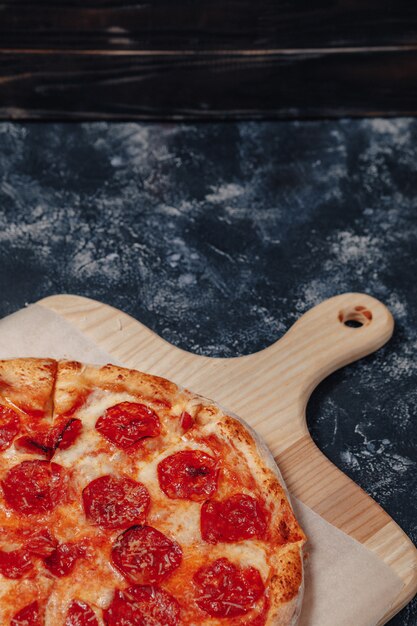 Deliciosa pizza napolitana en un tablero