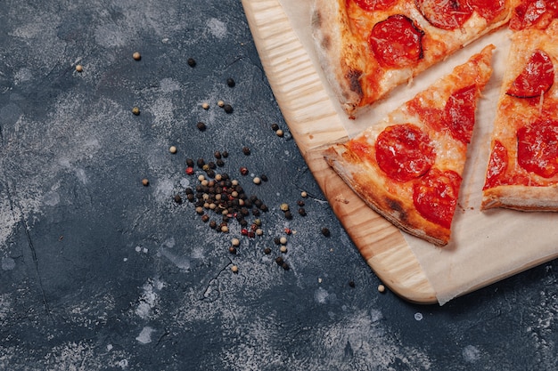 Deliciosa pizza napolitana en un tablero