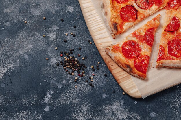 Deliciosa pizza napolitana en un tablero