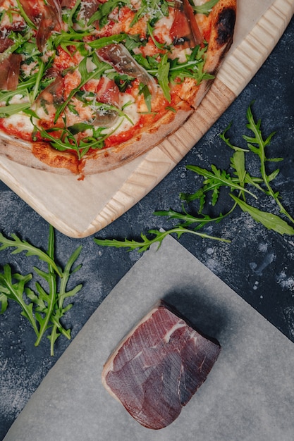 Deliciosa pizza napolitana en un tablero