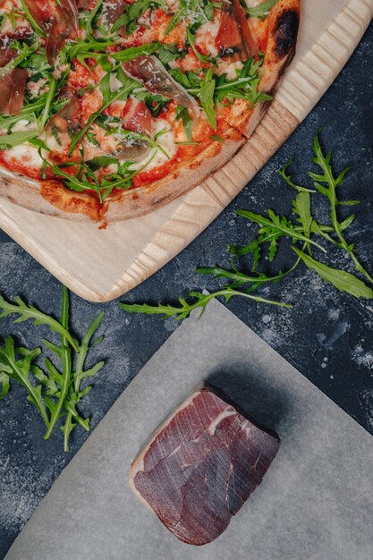 Deliciosa pizza napolitana en un tablero