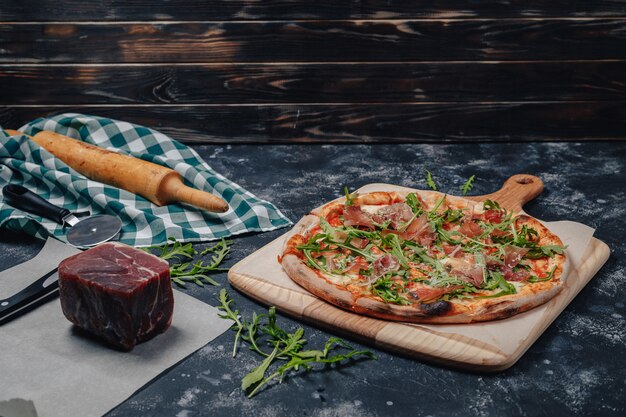 Deliciosa pizza napolitana en un tablero