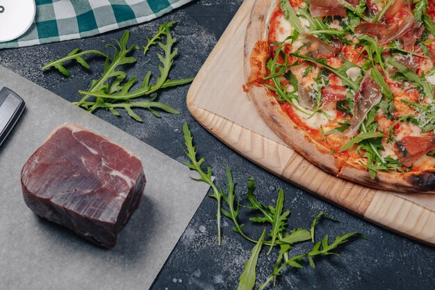 Deliciosa pizza napolitana en un tablero