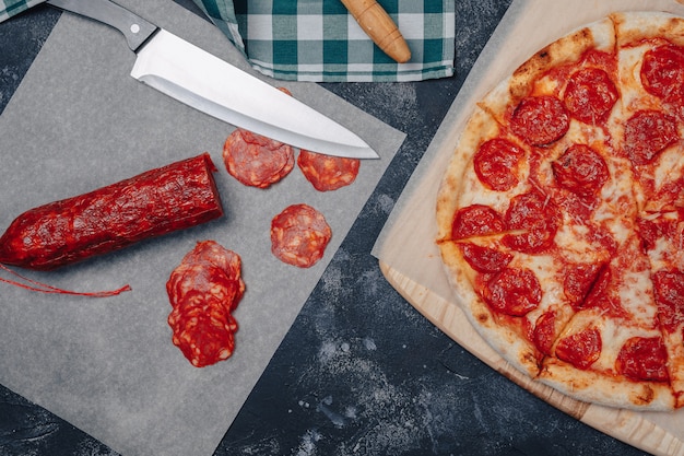 Deliciosa pizza napolitana en un tablero