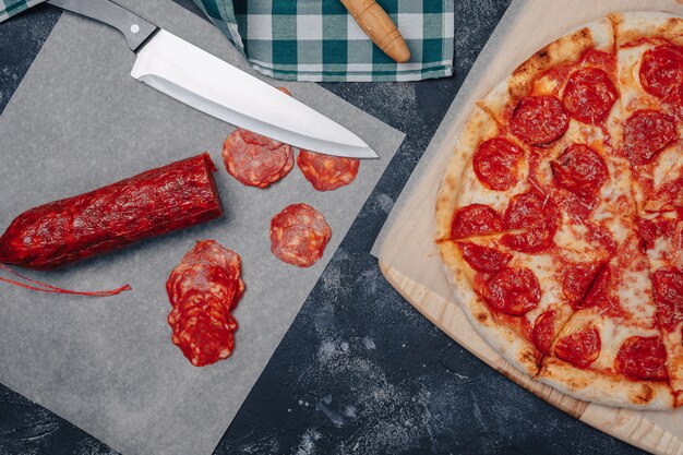 Deliciosa pizza napolitana en un tablero