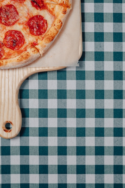 Deliciosa pizza napolitana en un tablero