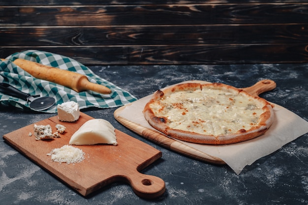 Deliciosa pizza napolitana en un tablero