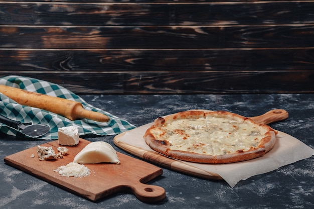 Foto gratuita deliciosa pizza napolitana en un tablero