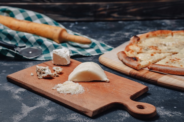 Deliciosa pizza napolitana en un tablero