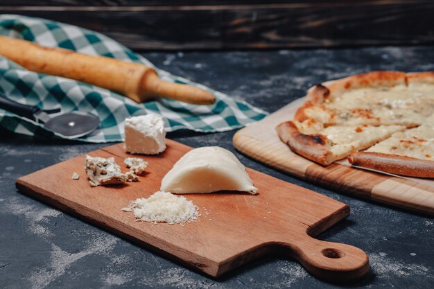 Deliciosa pizza napolitana en un tablero