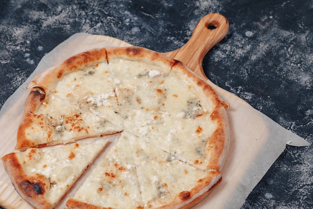 Deliciosa pizza napolitana en un tablero