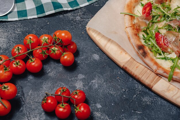 Deliciosa pizza napolitana en un tablero