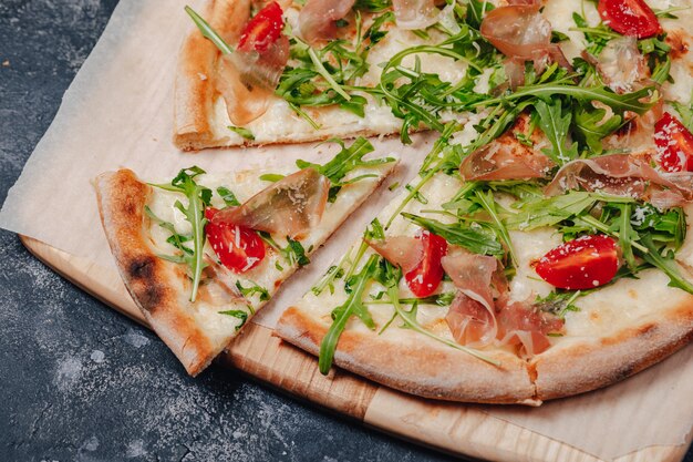 Deliciosa pizza napolitana en un tablero