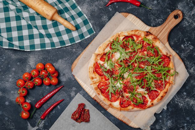 Deliciosa pizza napolitana en un tablero