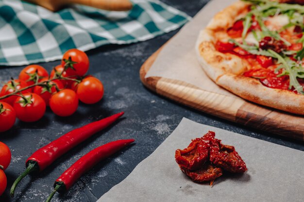 Deliciosa pizza napolitana en un tablero