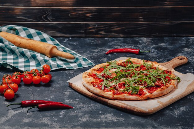 Foto gratuita deliciosa pizza napolitana en un tablero