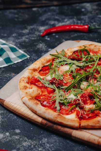 Deliciosa pizza napolitana en un tablero