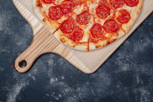 Deliciosa pizza napolitana en un tablero