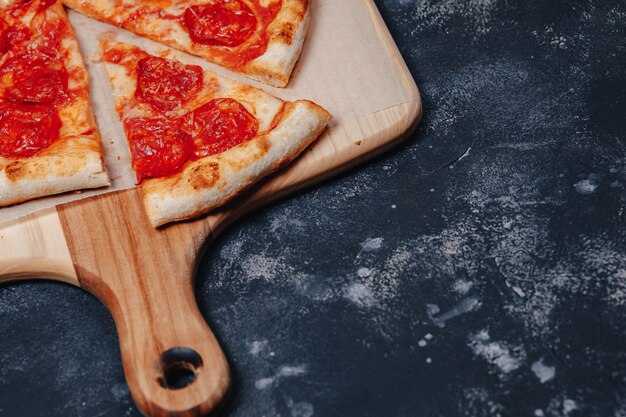 Deliciosa pizza napolitana en un tablero