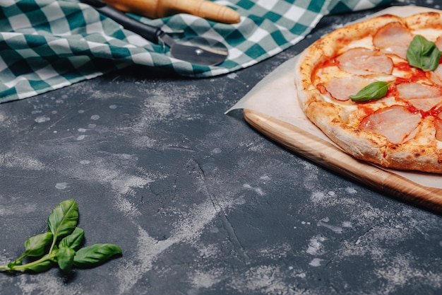 Foto gratuita deliciosa pizza napolitana en un tablero