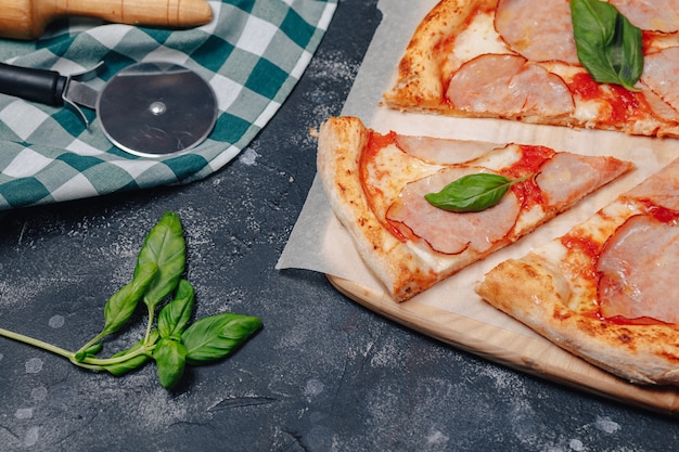 Deliciosa pizza napolitana en un tablero