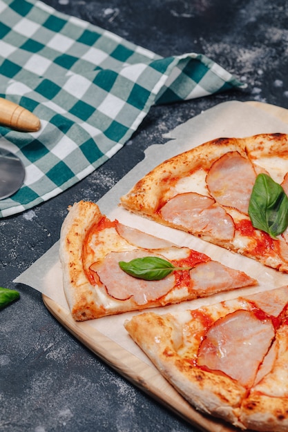 Deliciosa pizza napolitana en un tablero