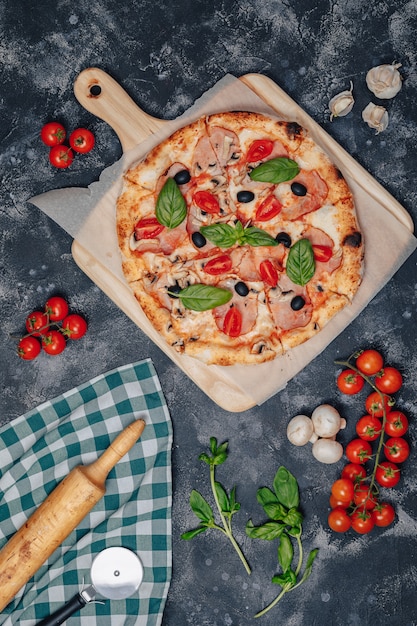 Deliciosa pizza napolitana en un tablero