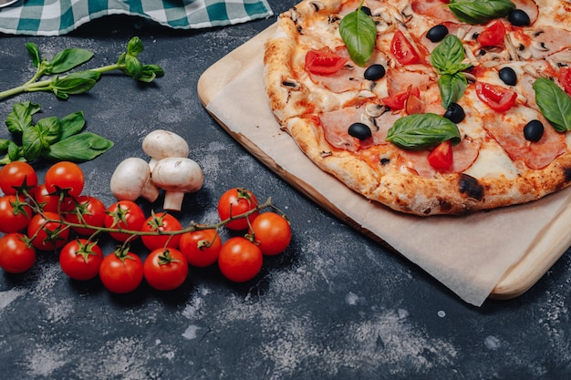 Deliciosa pizza napolitana en un tablero