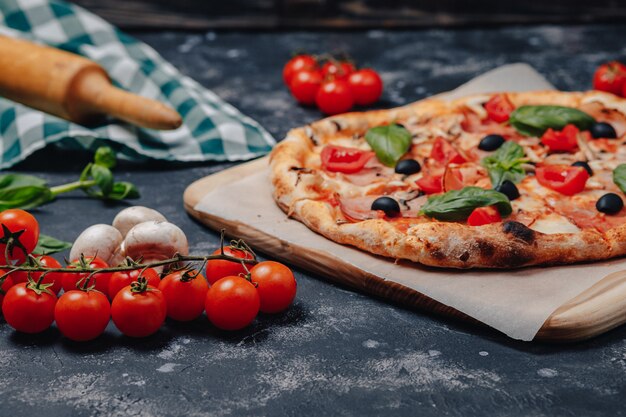 Deliciosa pizza napolitana en un tablero