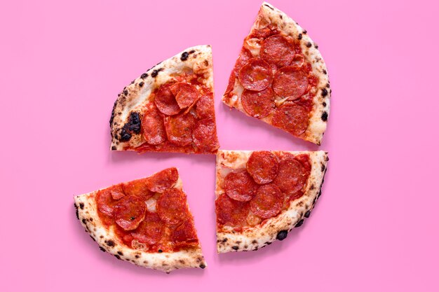Deliciosa pizza sobre fondo rosa