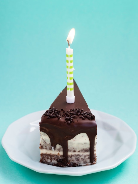 Deliciosa rebanada de pastel de cumpleaños de chocolate