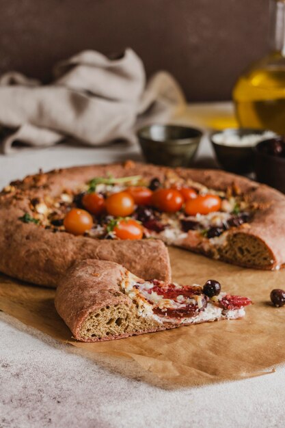 Deliciosa rebanada de pizza con verduras