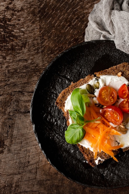 Deliciosa rebanada de tostada con tomates cherry en pan