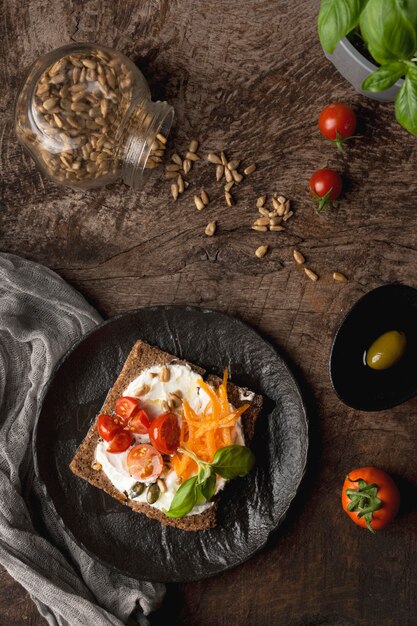 Deliciosa rebanada de tostada con tomates cherry y pimiento