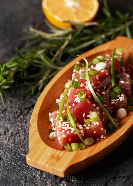 Foto gratuita deliciosa receta de atún blanco naturaleza muerta