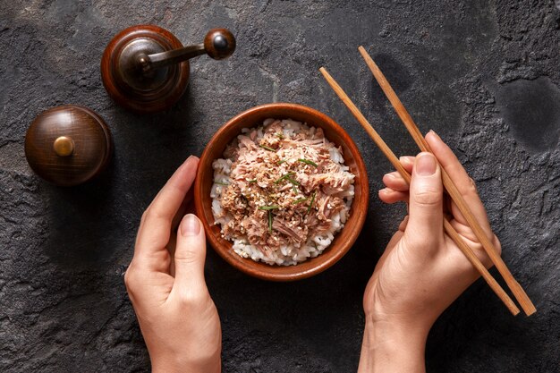 Deliciosa receta de atún blanco. Vida muerta vista desde arriba.