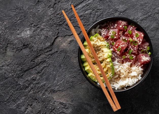 Foto gratuita deliciosa receta de atún blanco. vida muerta vista desde arriba.