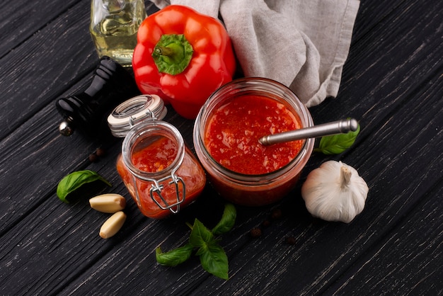 Deliciosa salsa en ángulo alto de mesa de madera