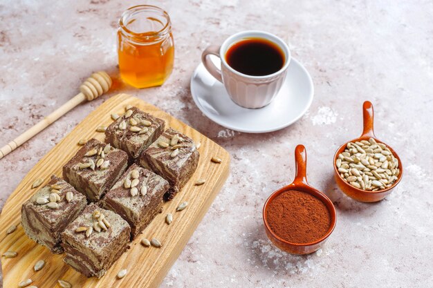 Deliciosa salsa de mármol con semillas de girasol, cacao en polvo y miel.