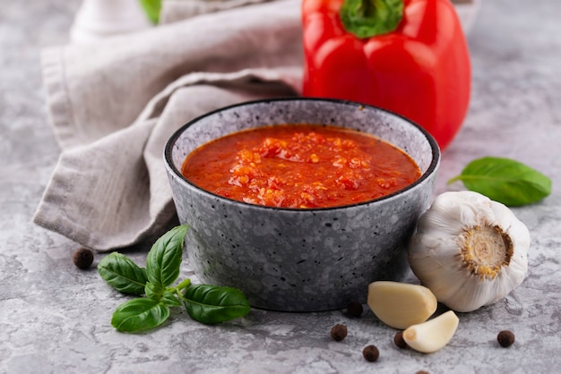 Deliciosa salsa en un tazón de ángulo alto