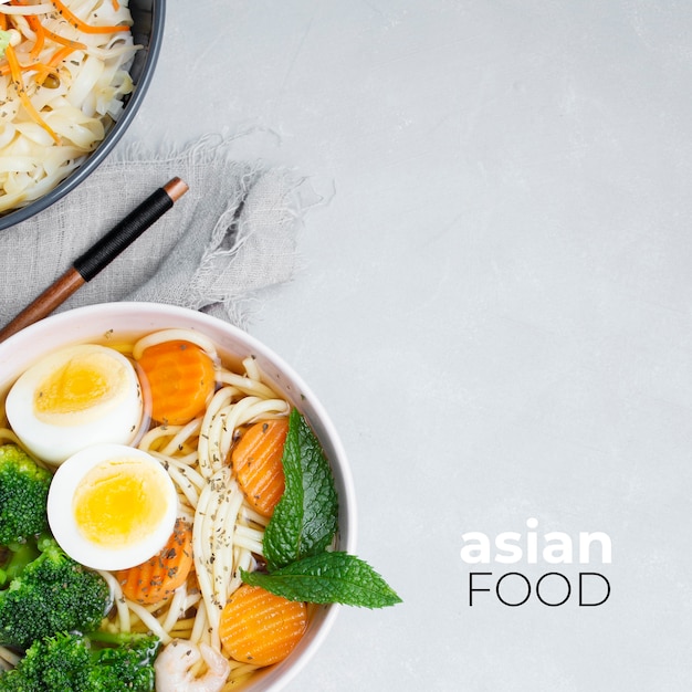 deliciosa y saludable comida asiática sobre un fondo gris texturizado