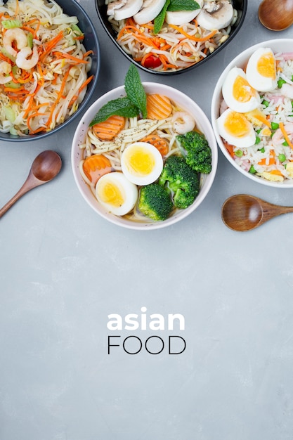 deliciosa y saludable comida asiática sobre un fondo gris texturizado