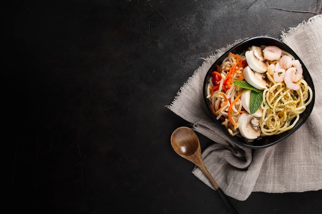 deliciosa y saludable comida asiática sobre un fondo negro con textura con espacio de copia